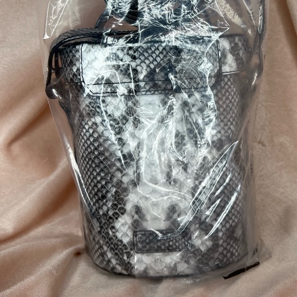 🚨Firm🚨 Circus by Sam Edelman
Canyon Barrel Black White gray - Picture 4 of 12